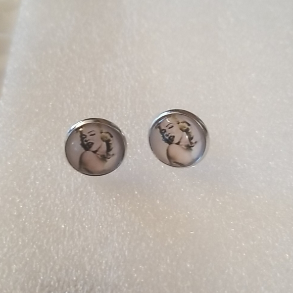 Marilyn Monroe so alluring earrings - Picture 2 of 3